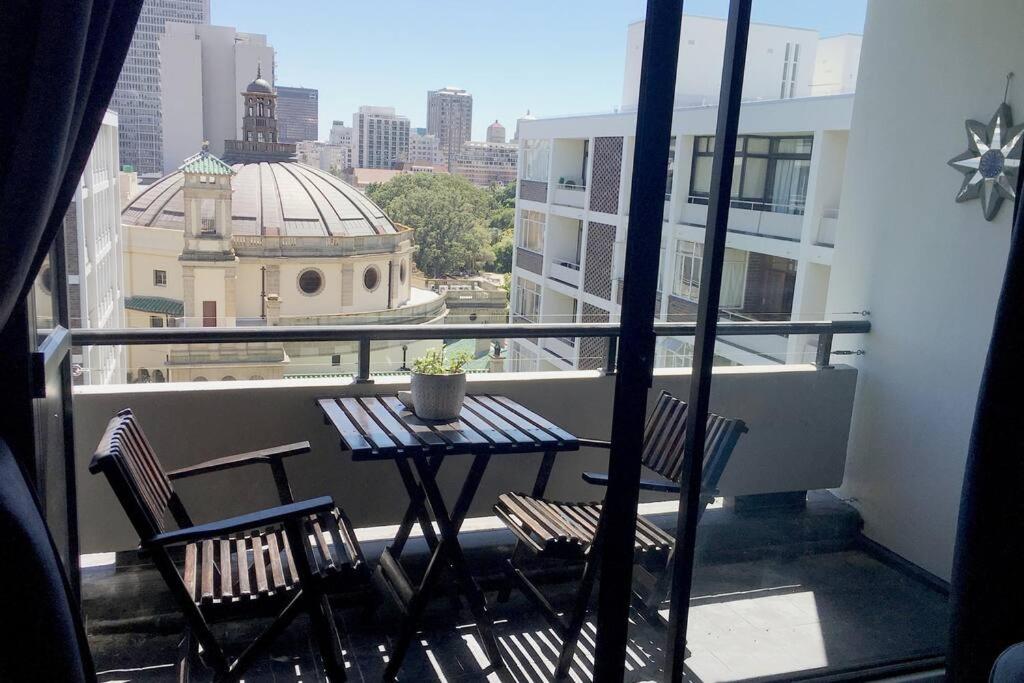 Stylish studio with swimming pool in the city bowl