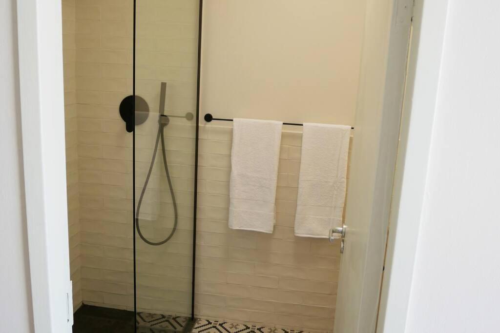Stylish studio with swimming pool in the city bowl