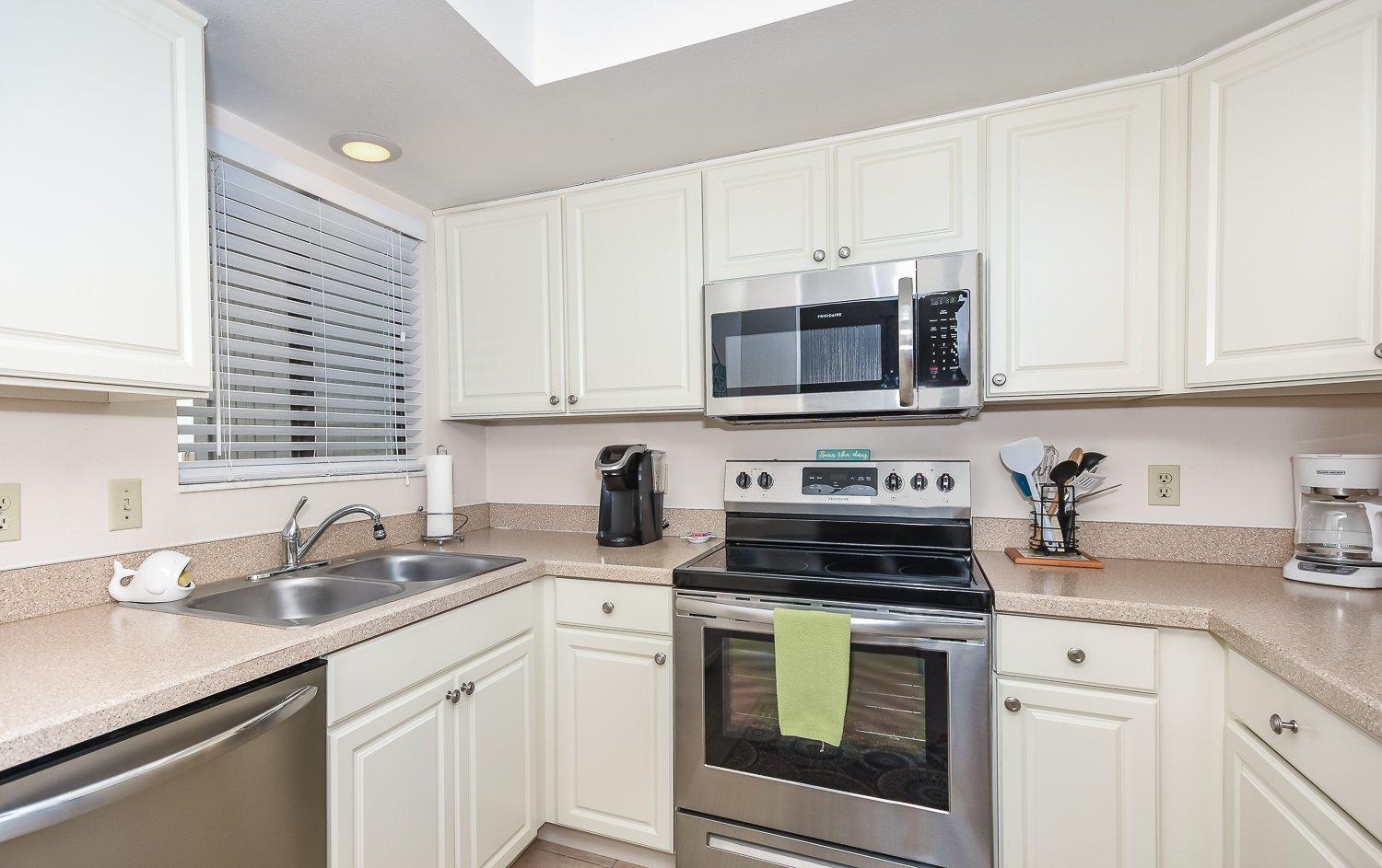 Quaint 2 bedroom 2 bath villa Walking distance to the car free beach. S4358 view 4