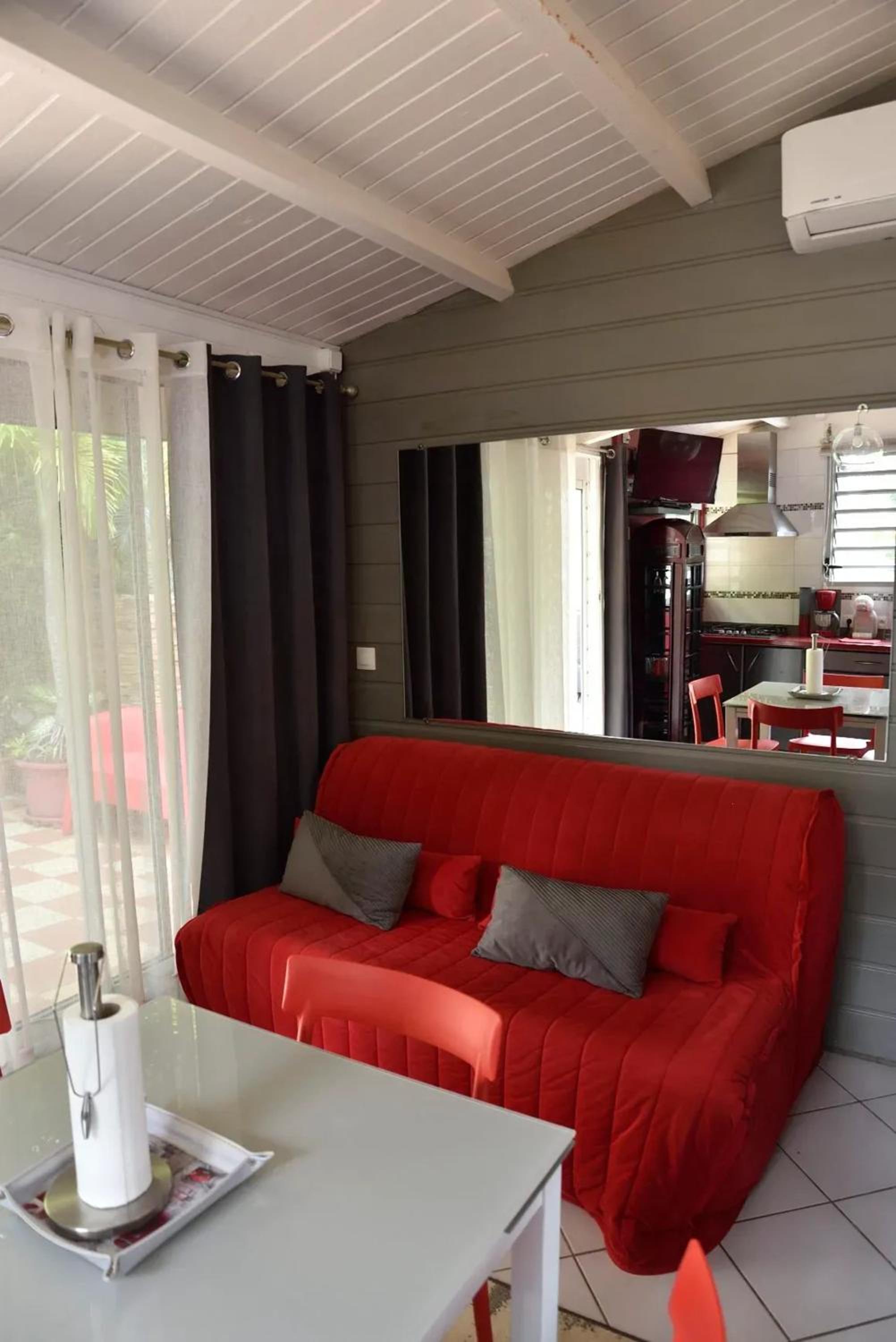 Bungalow charmant à Le Gosier avec jardin clos et parking view 2