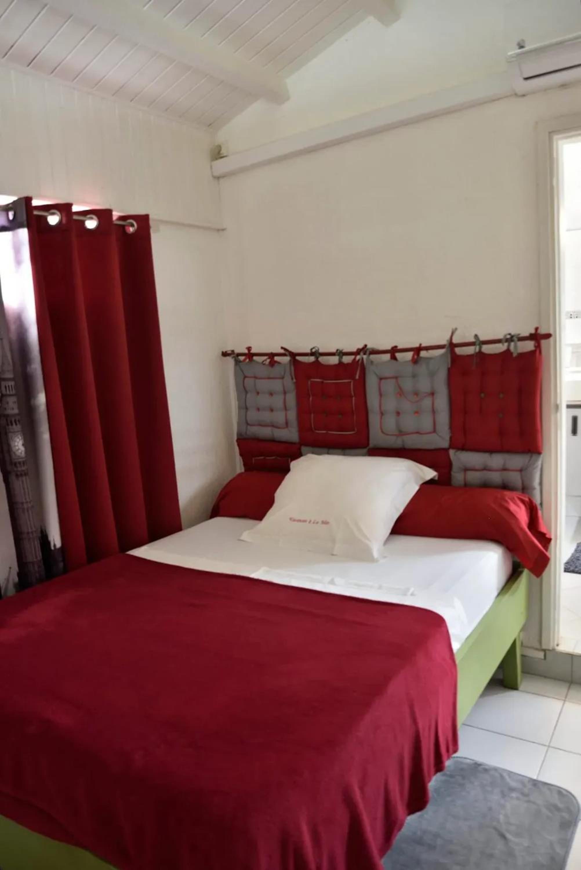 Bungalow charmant à Le Gosier avec jardin clos et parking view 5