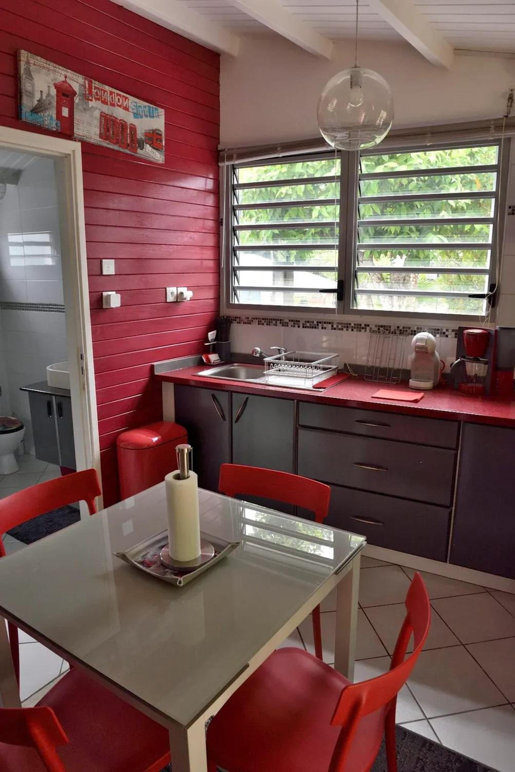 Bungalow charmant à Le Gosier avec jardin clos et parking view 3