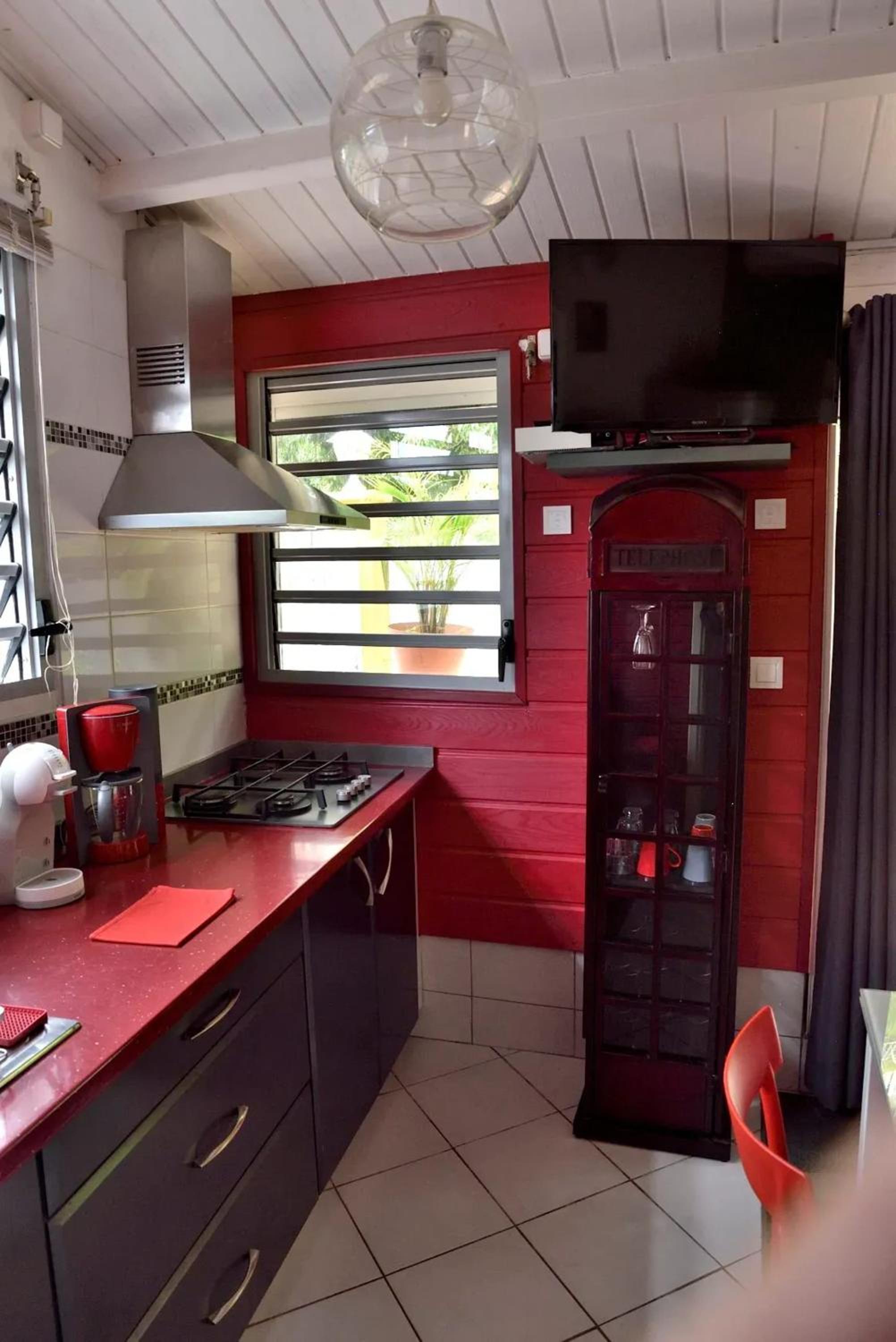 Bungalow charmant à Le Gosier avec jardin clos et parking view 4