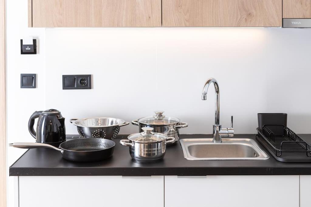 The Meta Stay - Rooftop Access Central Studio photo 2