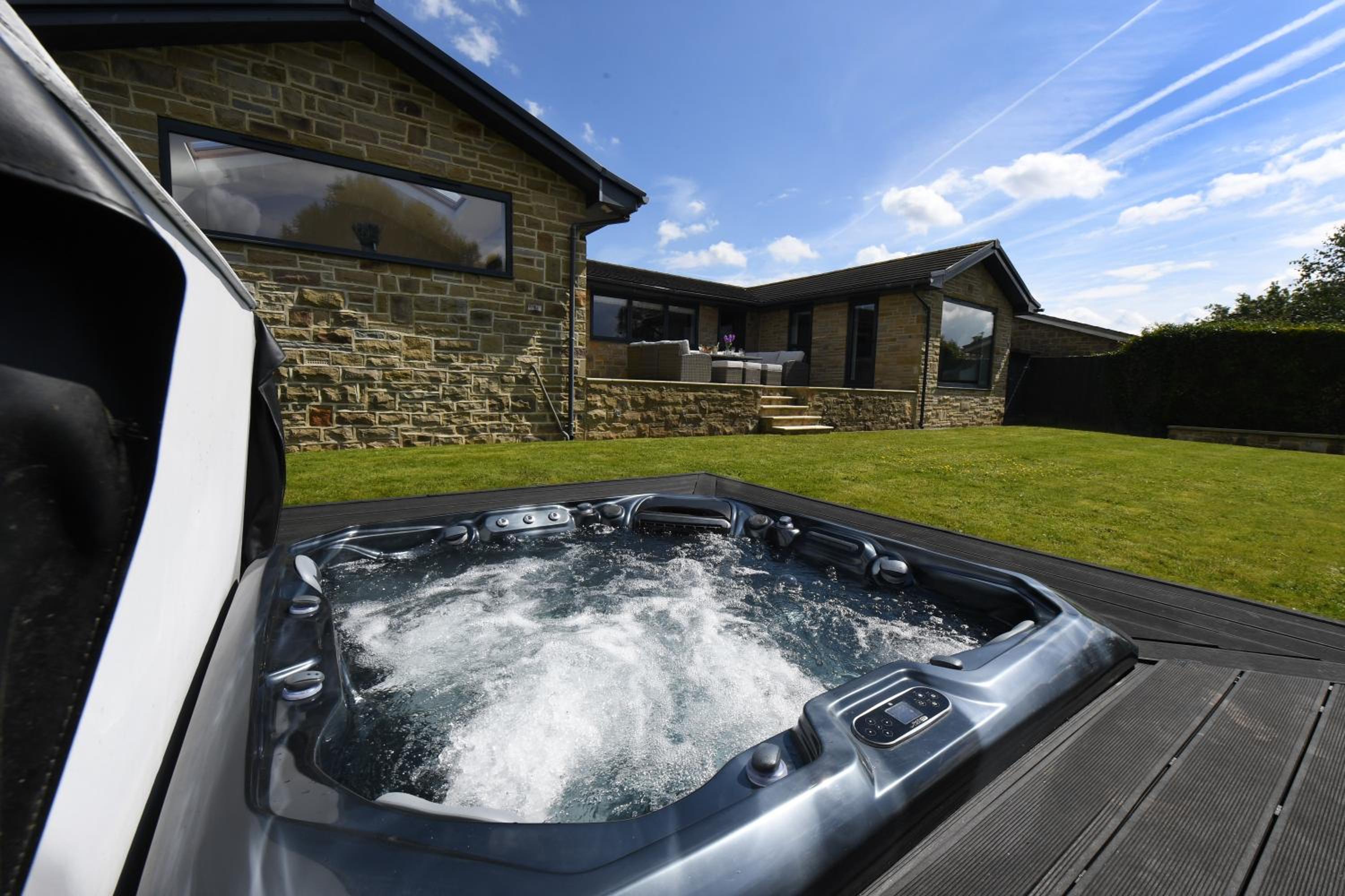 Spectre Hot Tub Retreat - Harrogate view 3