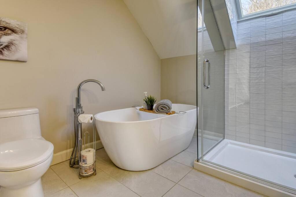 Lakeview Luxe Chalet Private Jacuzzi Lake Access