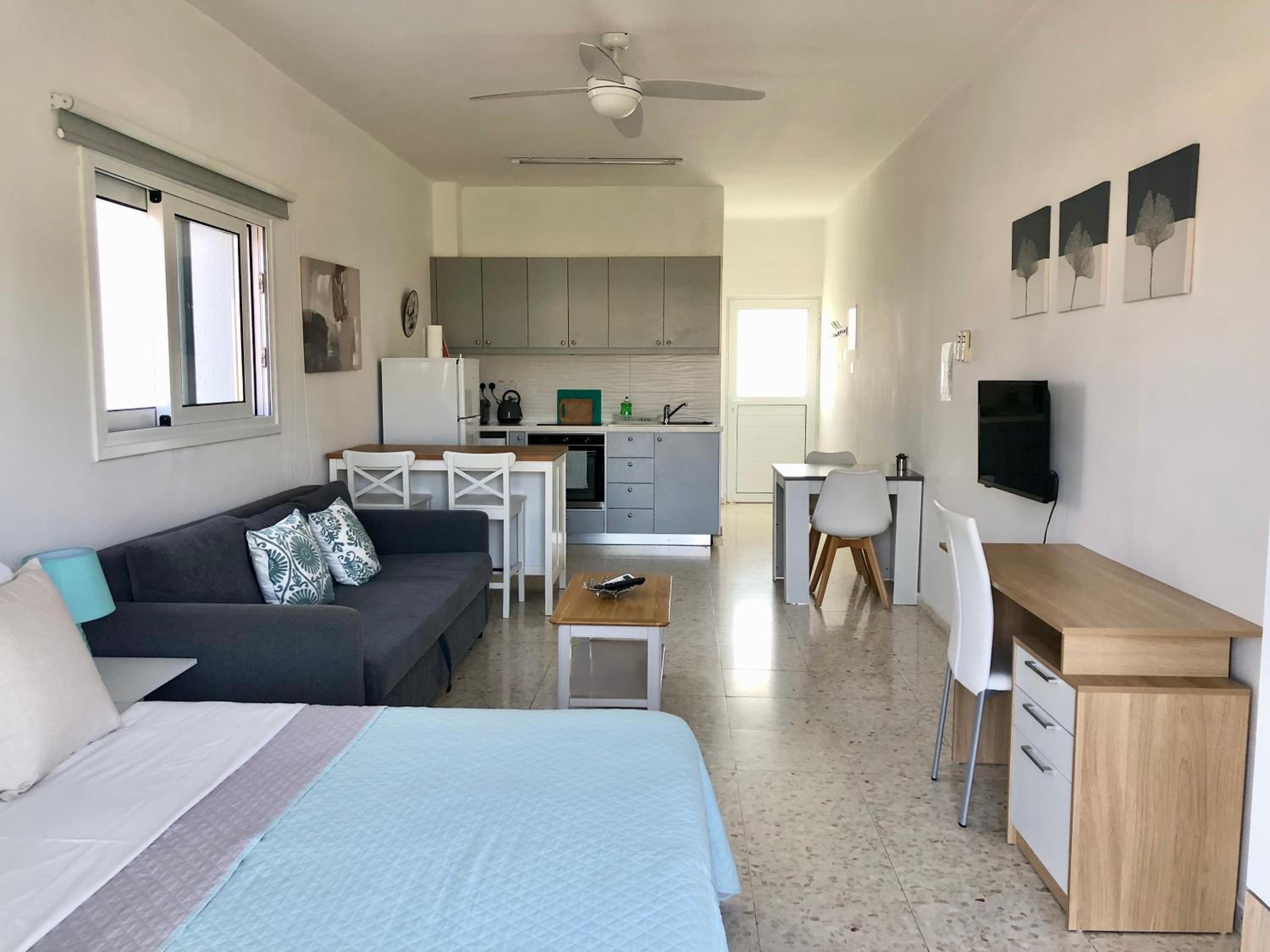 White House studio with sea view and parking