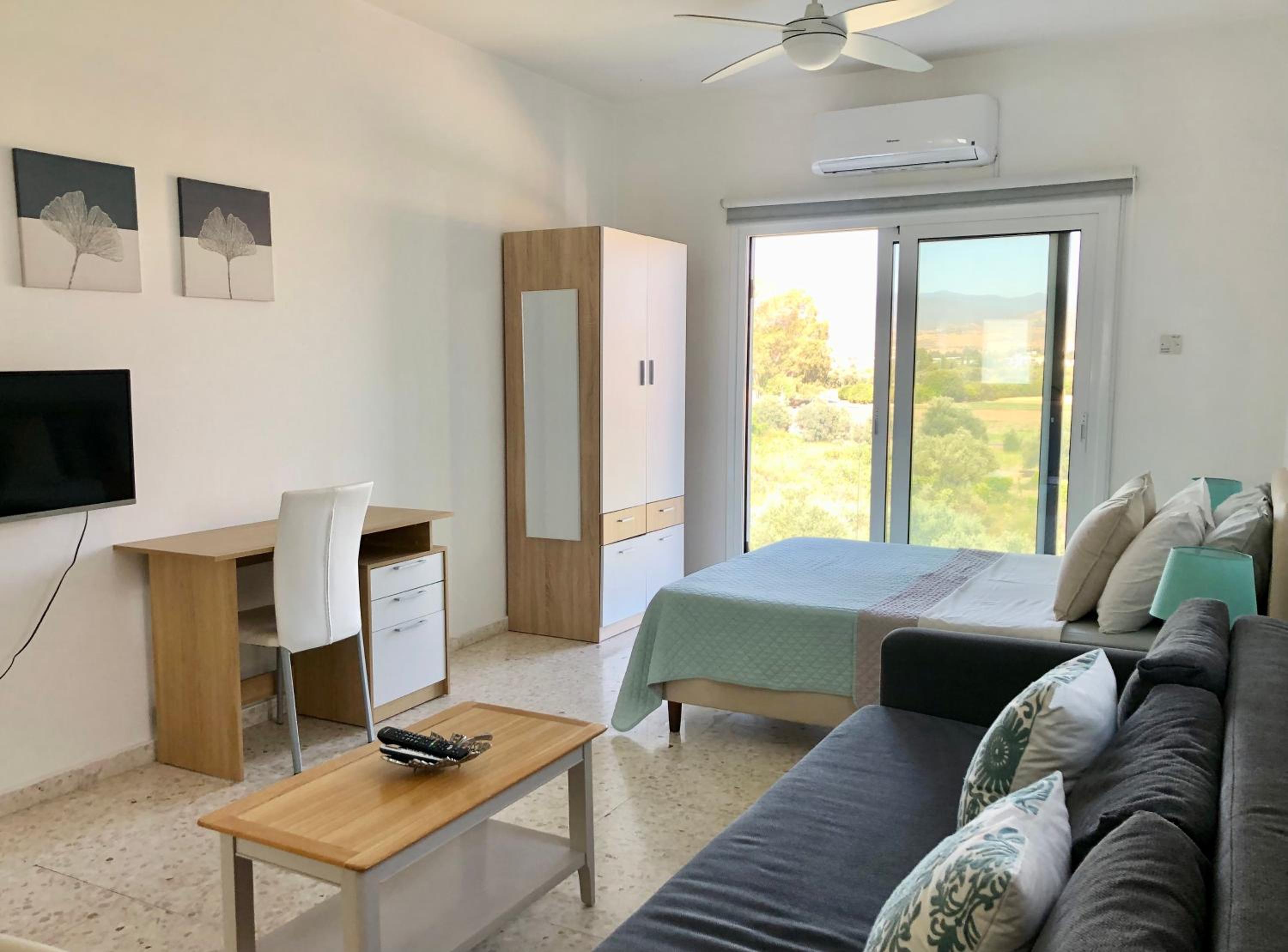 White House studio with sea view and parking
