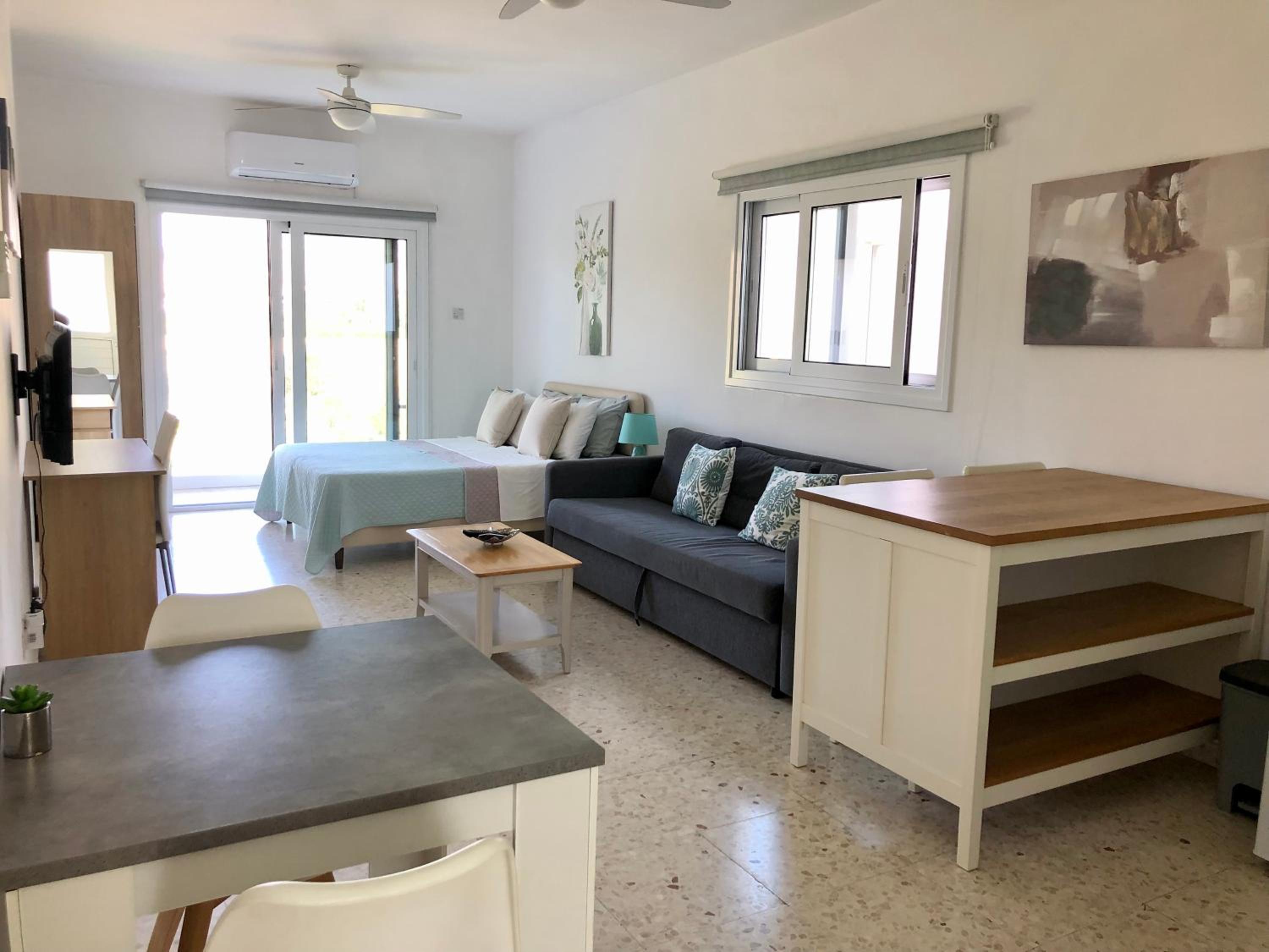 White House studio with sea view and parking