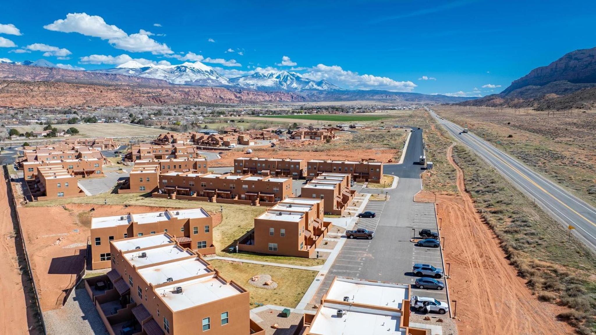 Moab Utah Vacation Home - Cliff Views - Patio - Grill - Pool - Hot Tub view 3