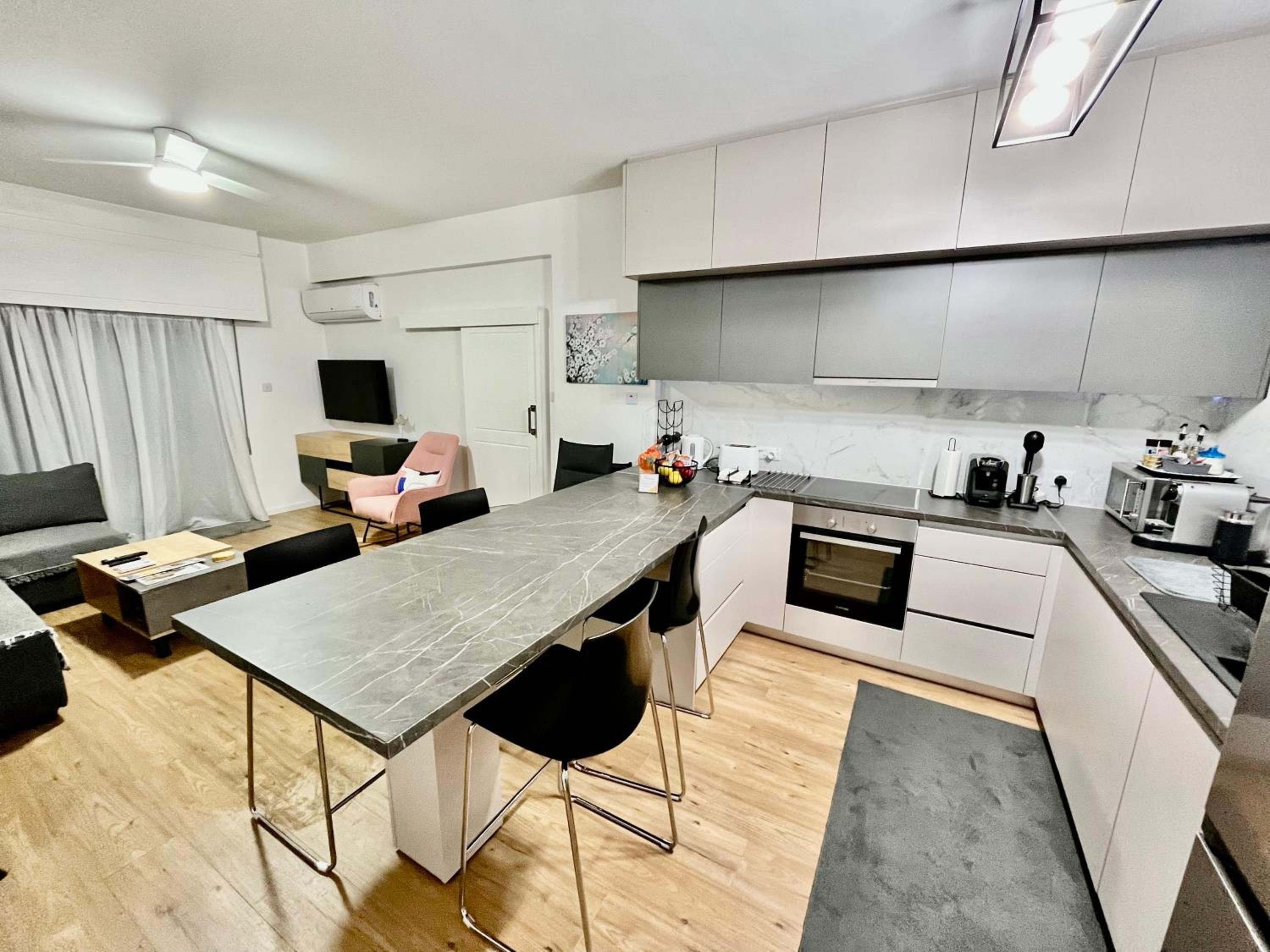Modern apartment near McKenzie beach