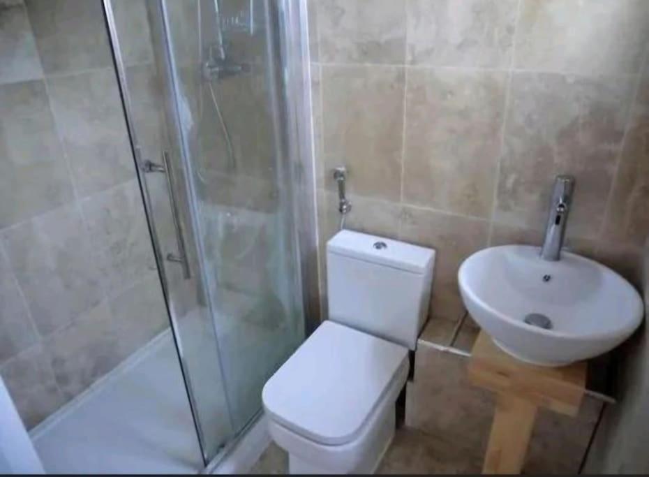 Gravesend Detached 5-bedroom Property view 2