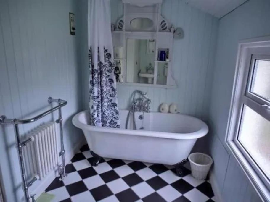 Gravesend Detached 5-bedroom Property view 3