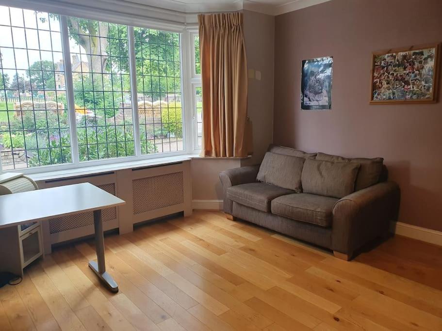 Spacious family house-amazing garden&opposite park