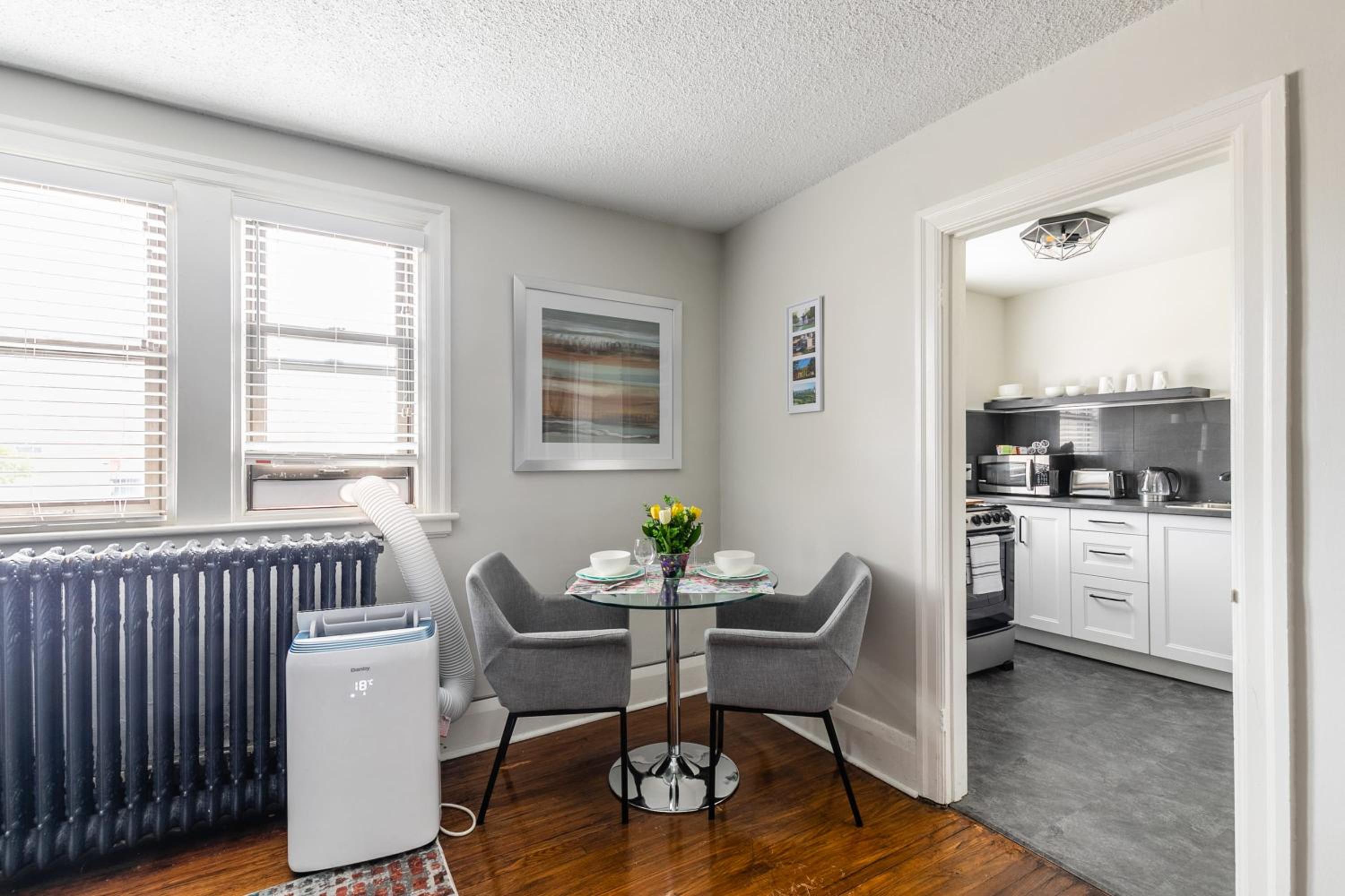 Modern Apartment on James St South