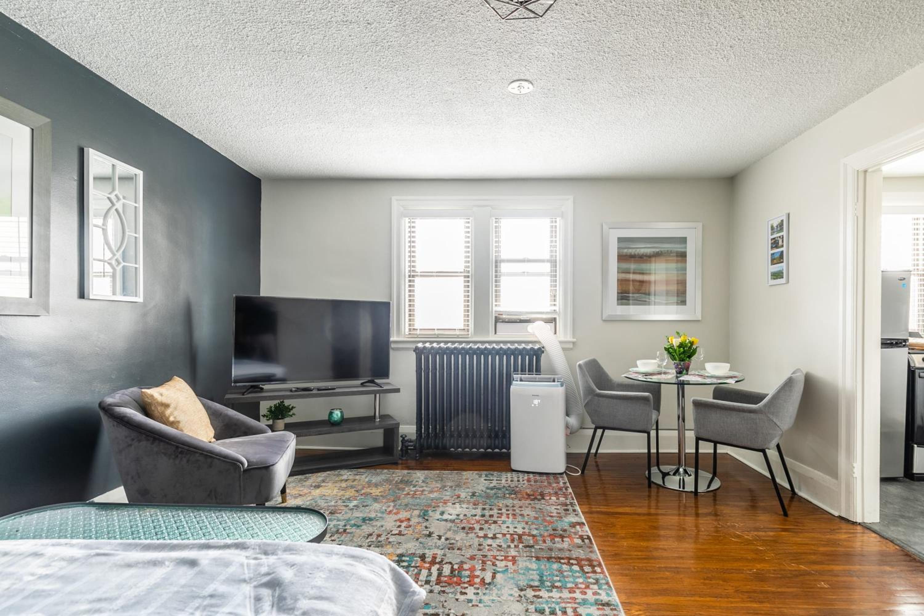 Modern Apartment on James St South