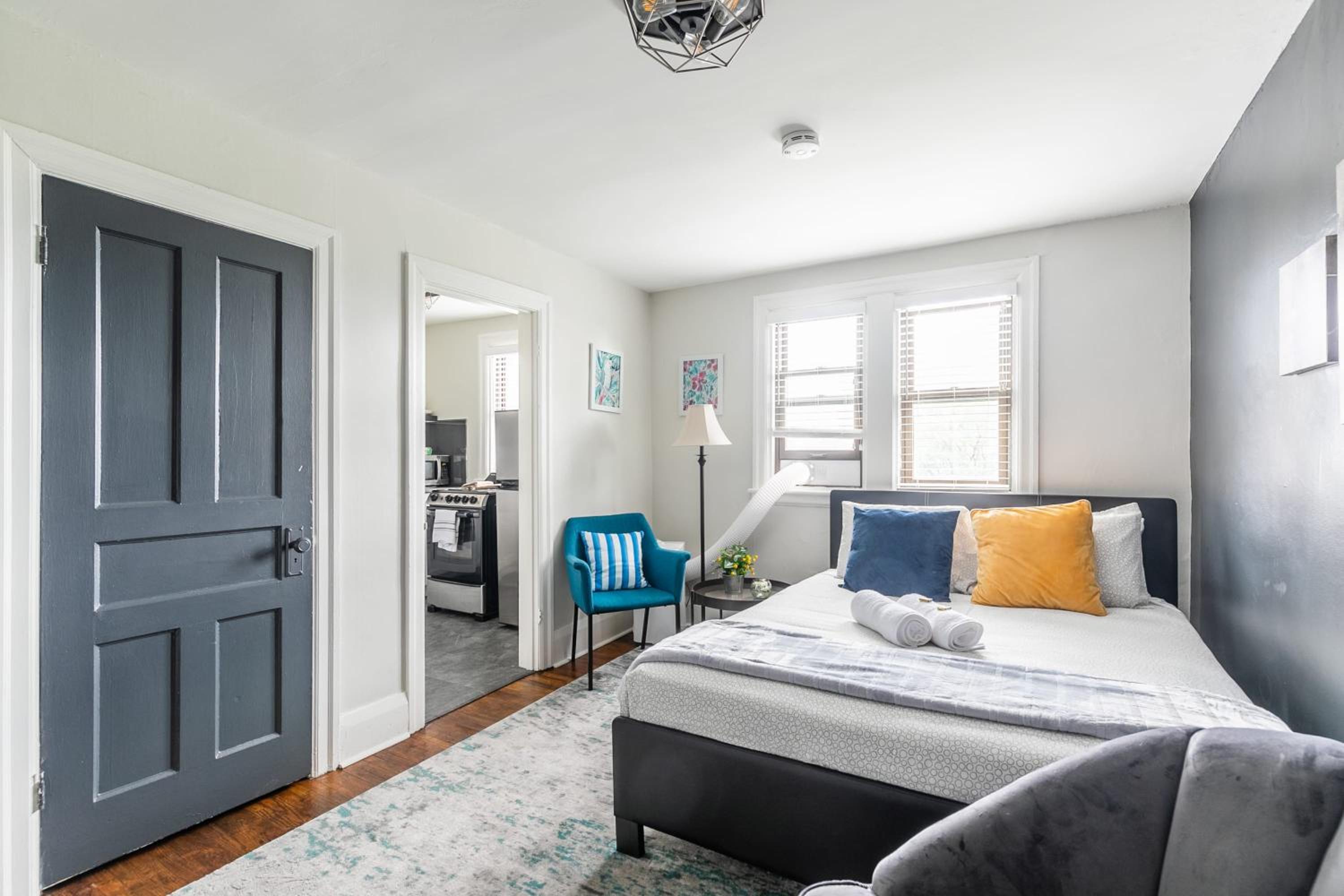 Modern Apartment with Kitchen on James St