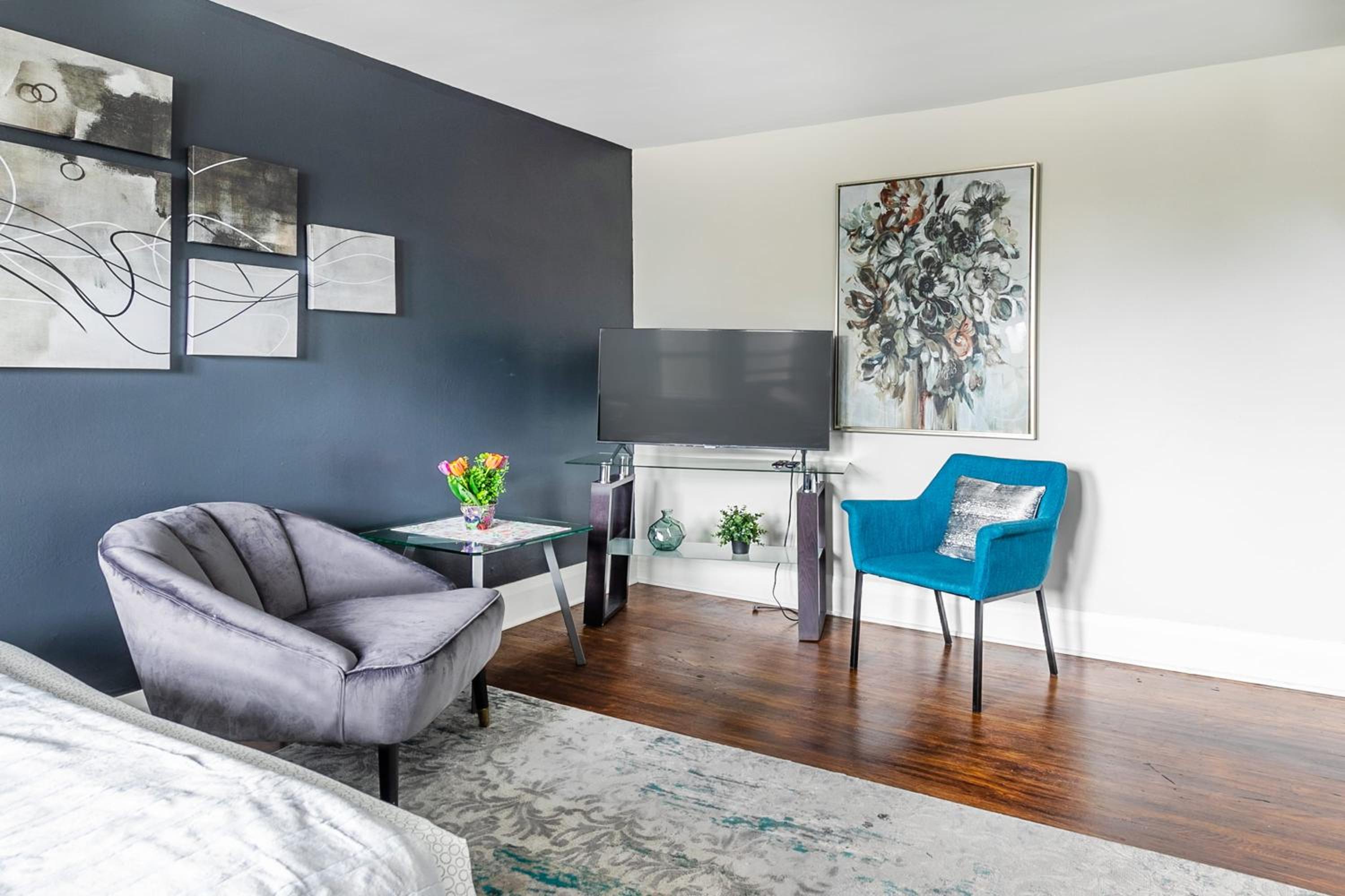 Modern Apartment with Kitchen on James St