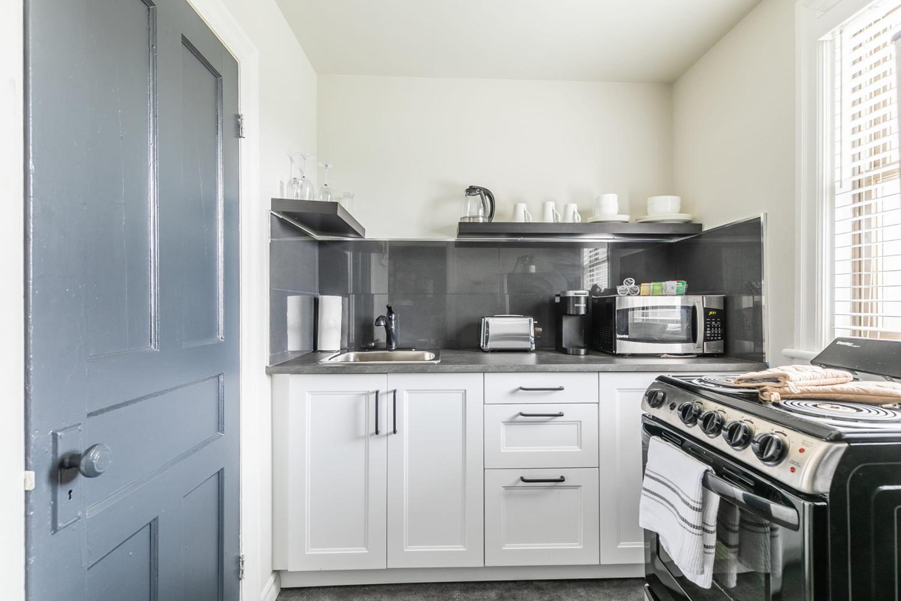 Modern Apartment with Kitchen on James St