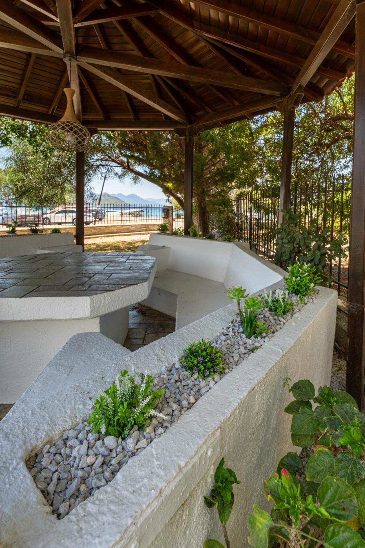 Alkis Guest House by AegianKazarte
