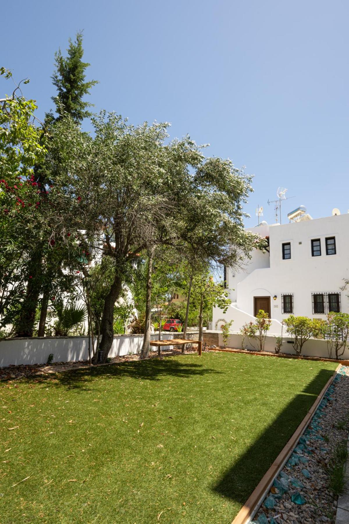 Alkis Guest House by AegianKazarte