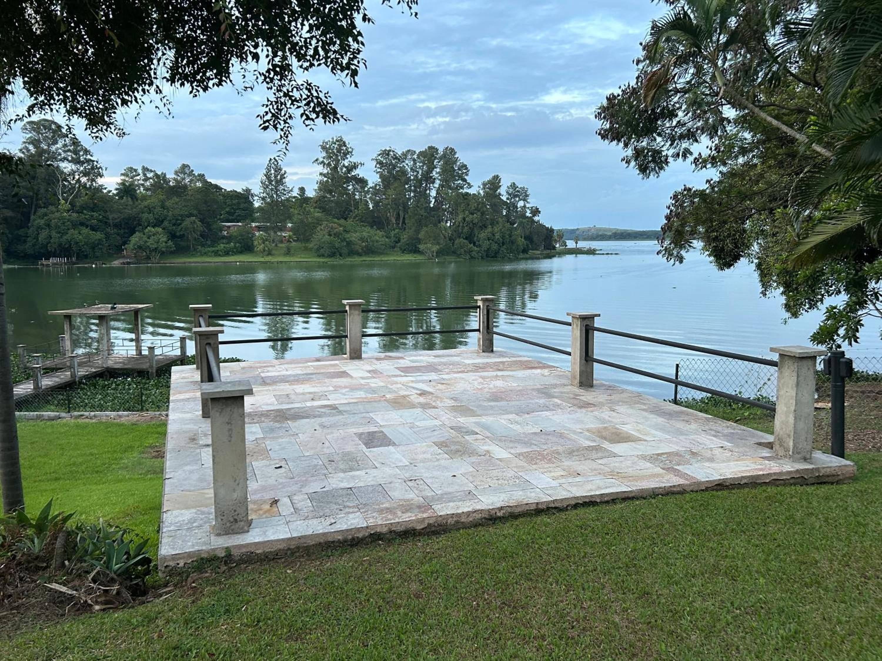 Chacara Li-Li, à beira da represa