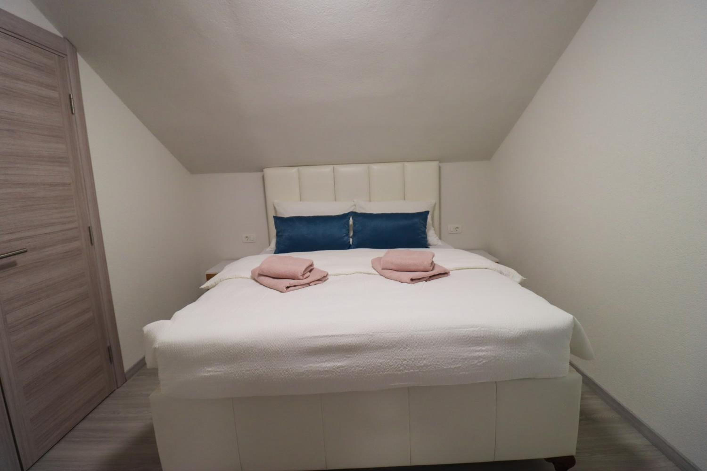 Tadic apartments and rooms by the shore of Rama Lake
