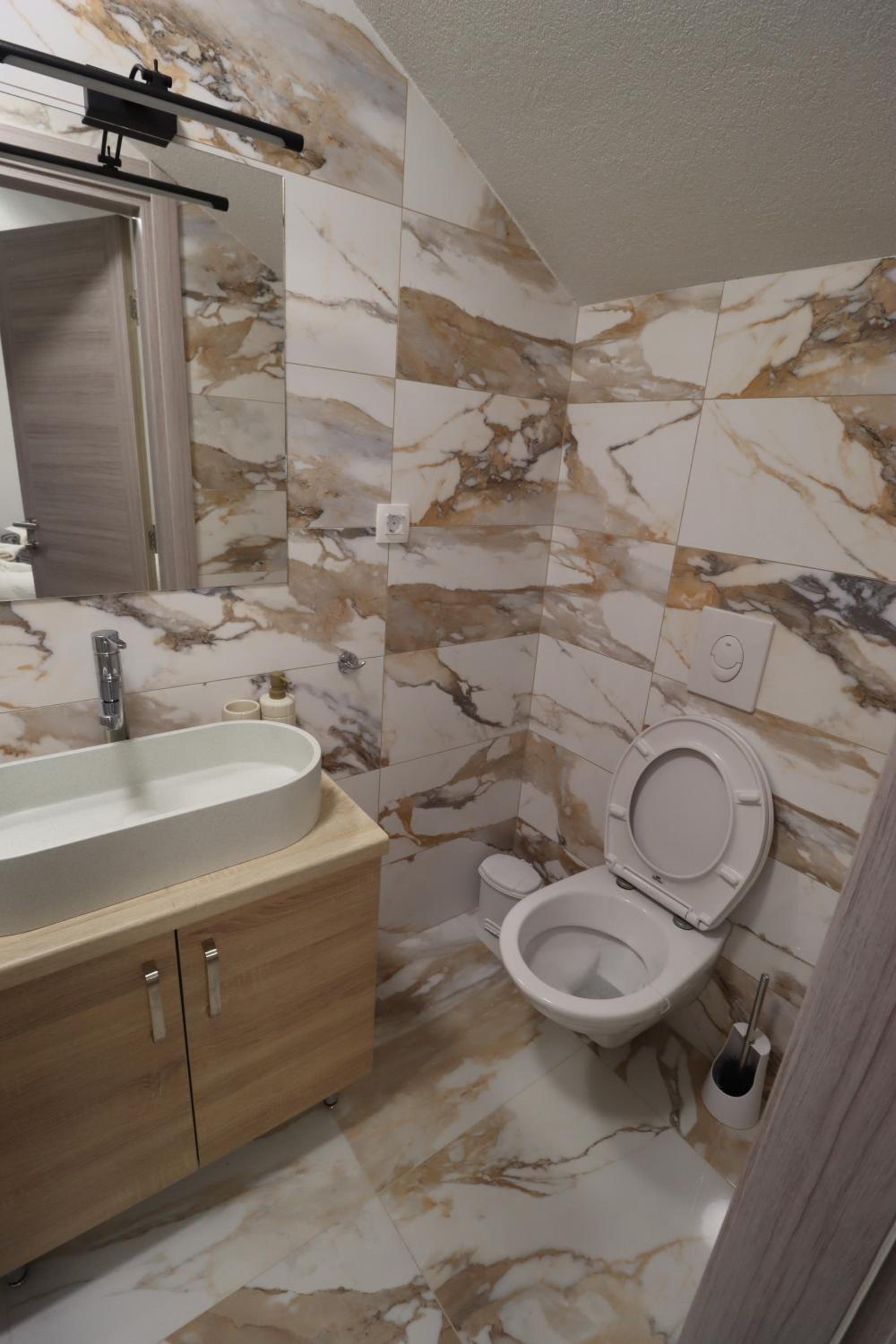 Tadic apartments and rooms by the shore of Rama Lake