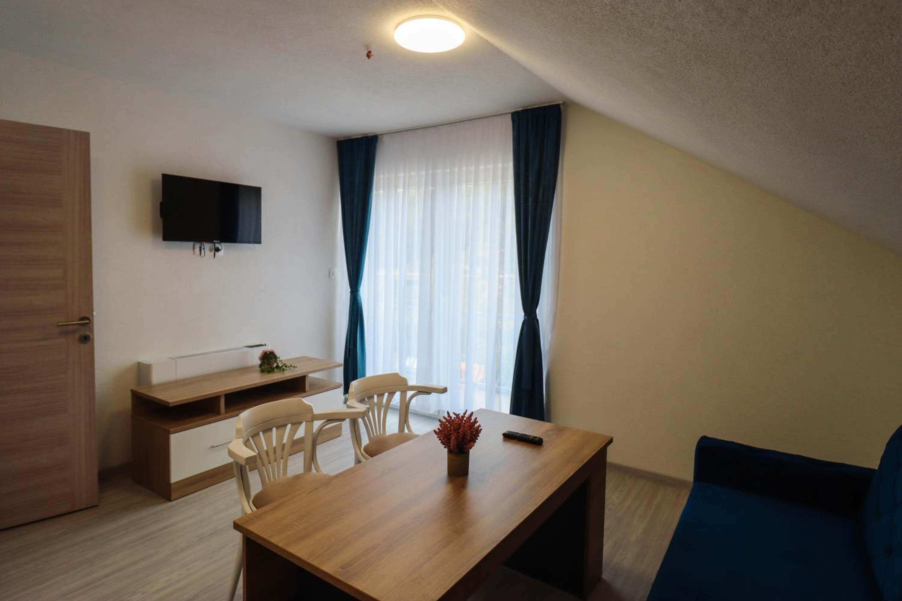Tadic apartments and rooms by the shore of Rama Lake