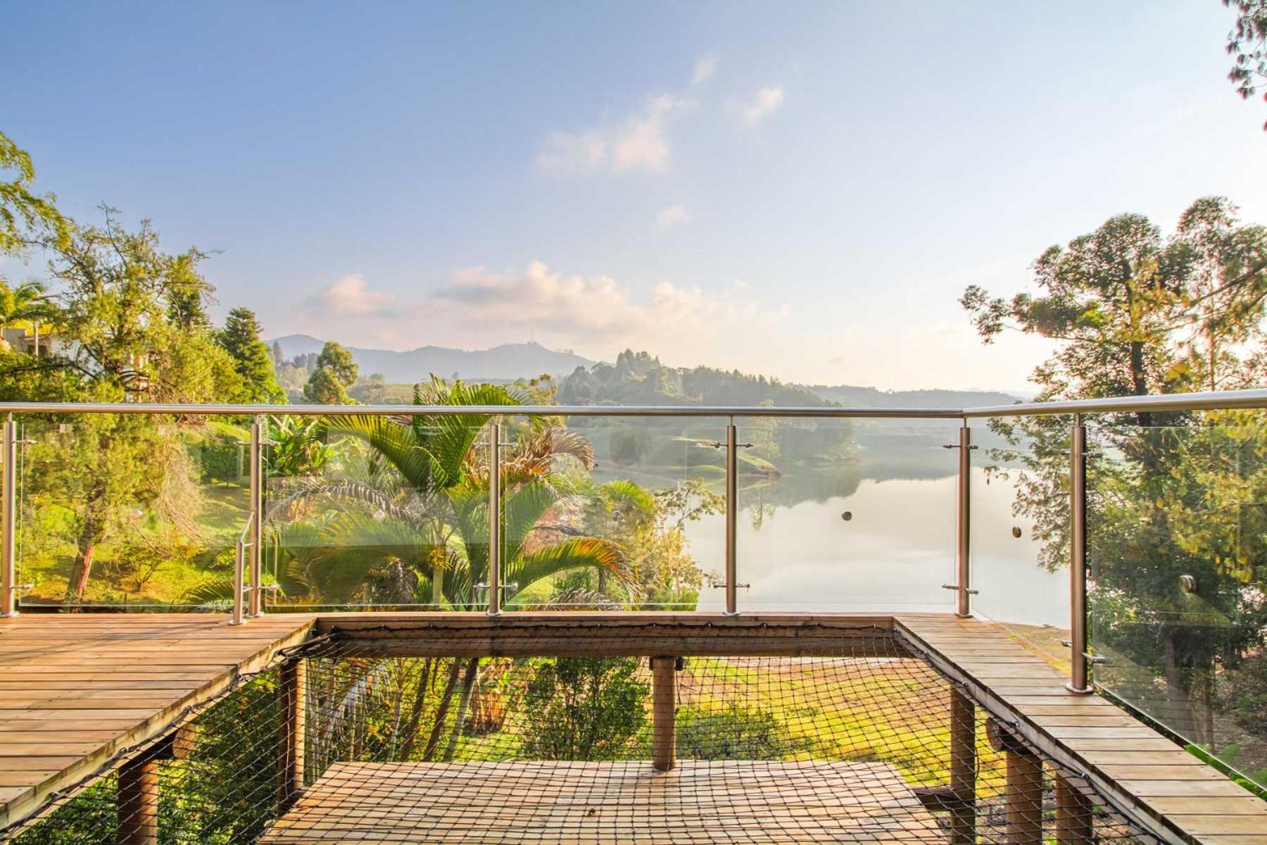 Finca Guatape, vista la represa
