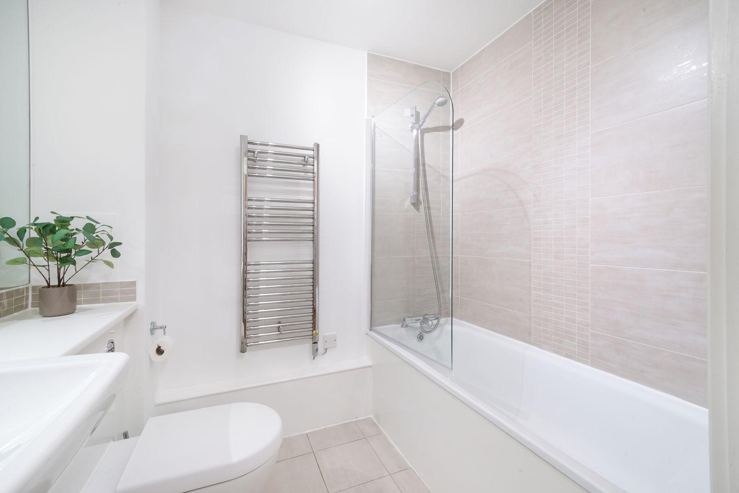 Heathrow Apartment with Parking & Gym view 2