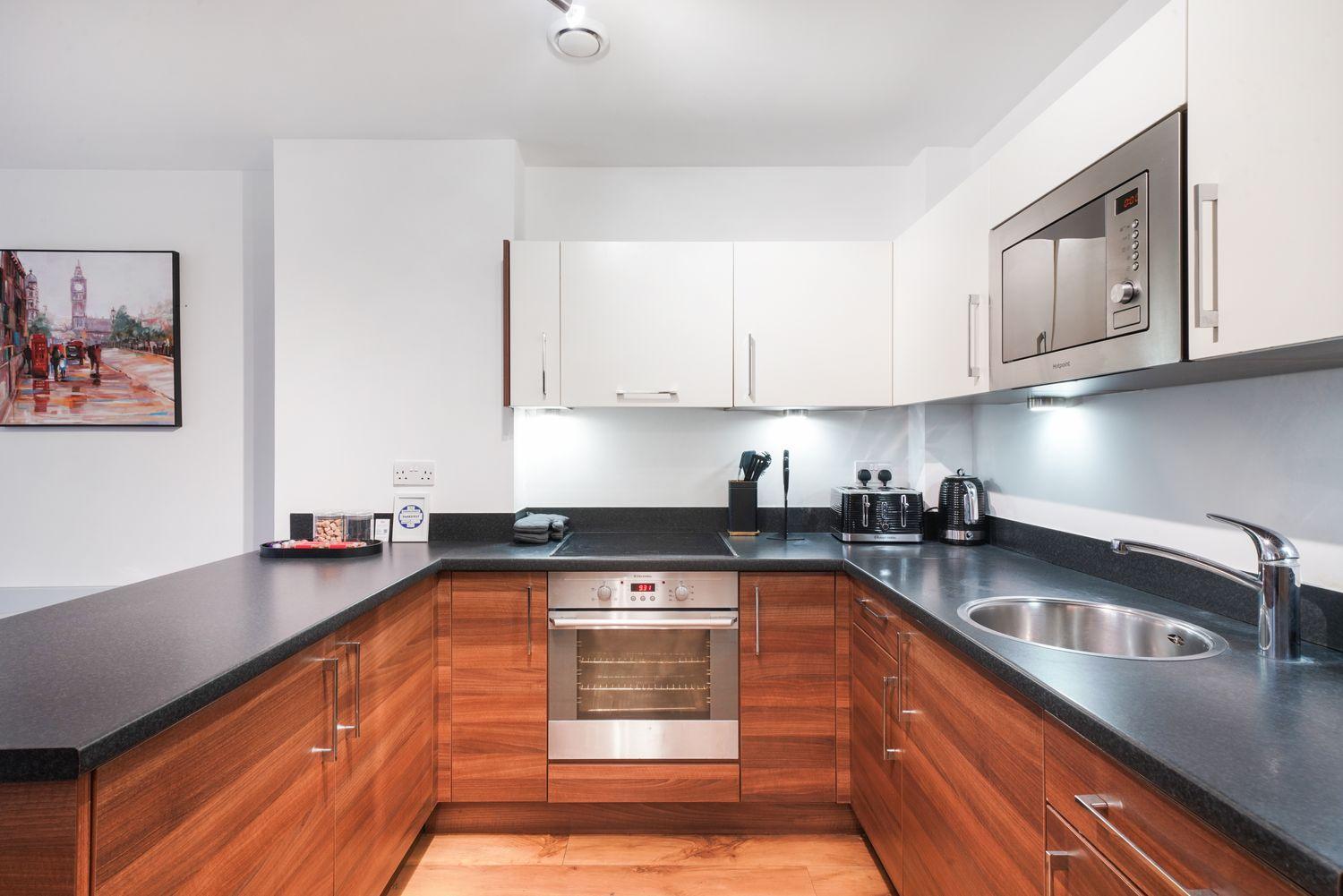 Heathrow Apartment with Parking & Gym view 3