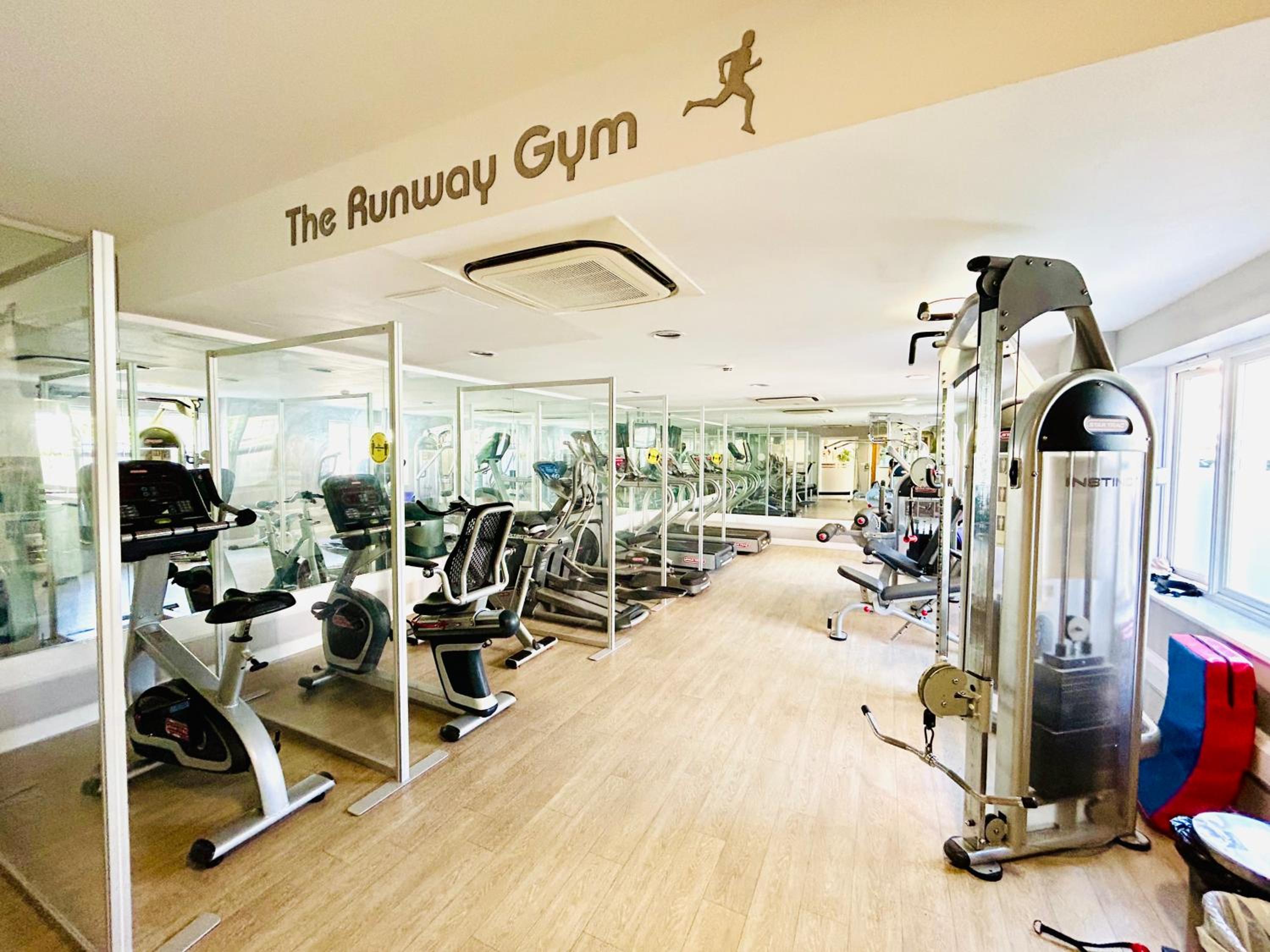 Heathrow Apartment with Parking & Gym view 4