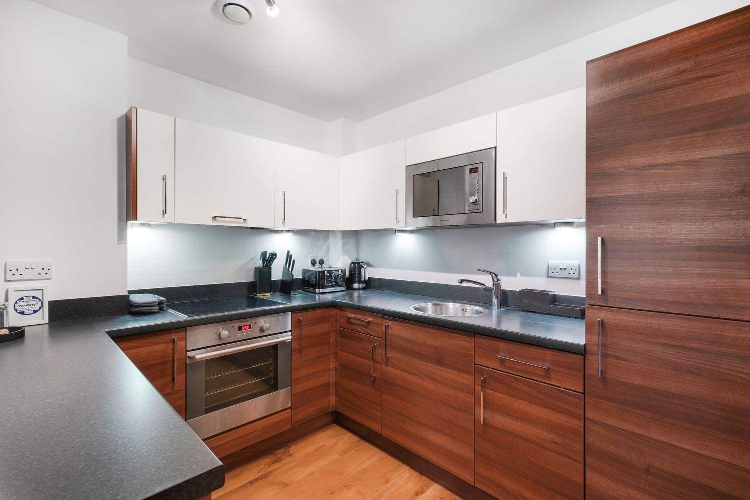 Heathrow Apartment with Parking & Gym view 5
