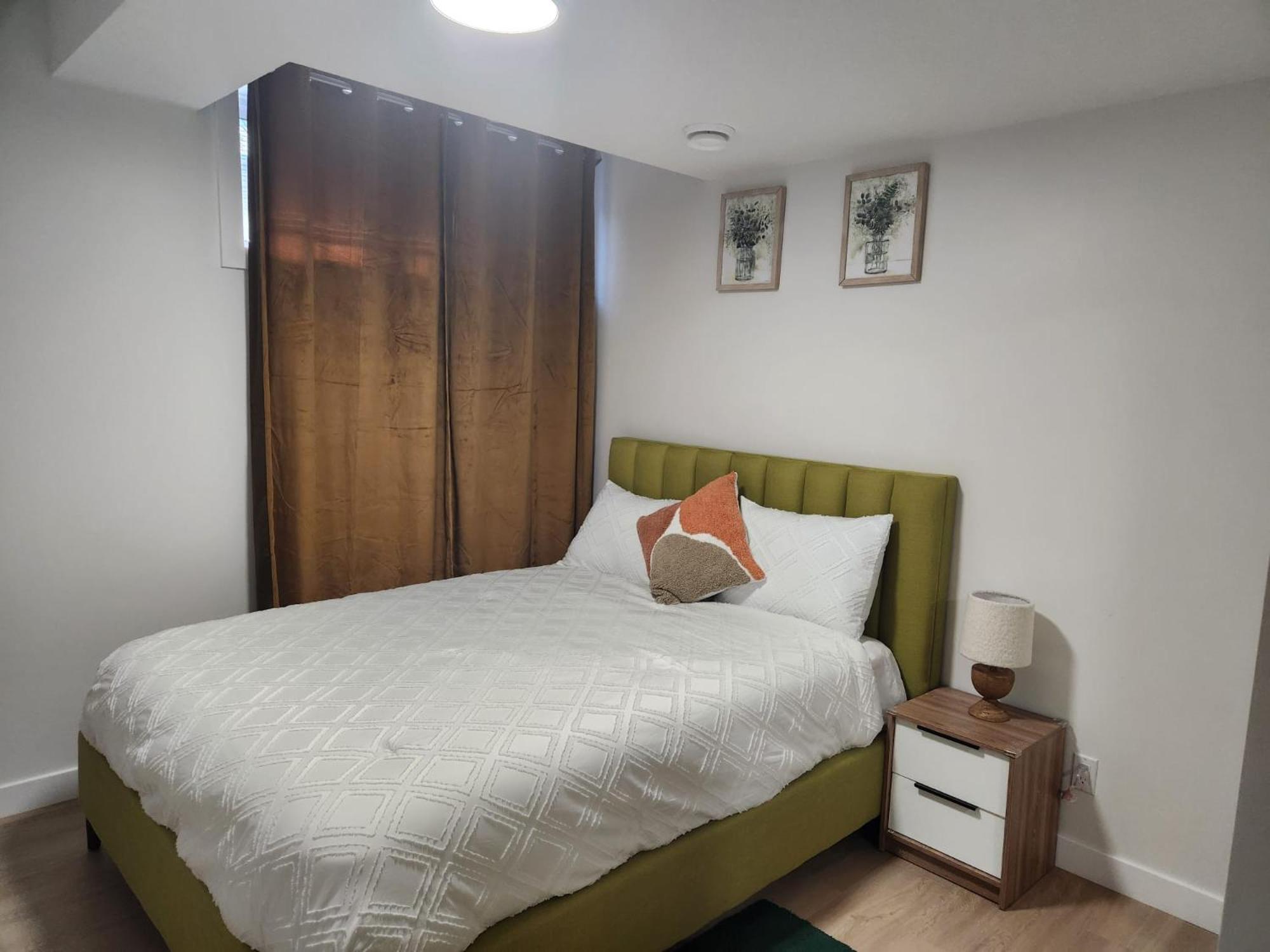 Brand New Deluxe 2 Bedroom Suite with AC & Den