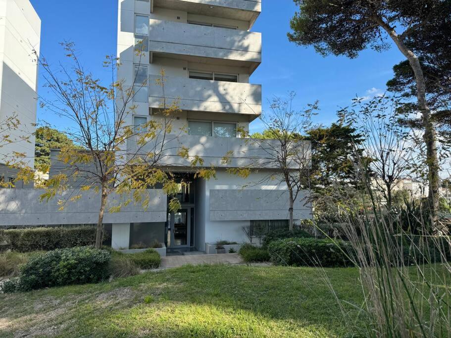 Departamento en centro de Pinamar con servicios y cochera