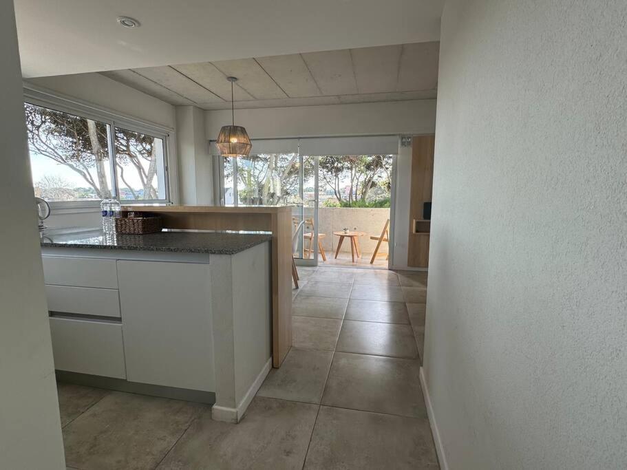 Departamento en centro de Pinamar con servicios y cochera
