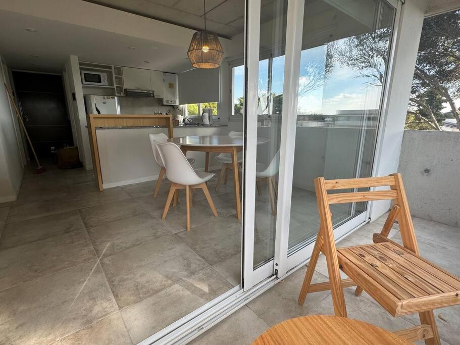 Departamento en centro de Pinamar con servicios y cochera
