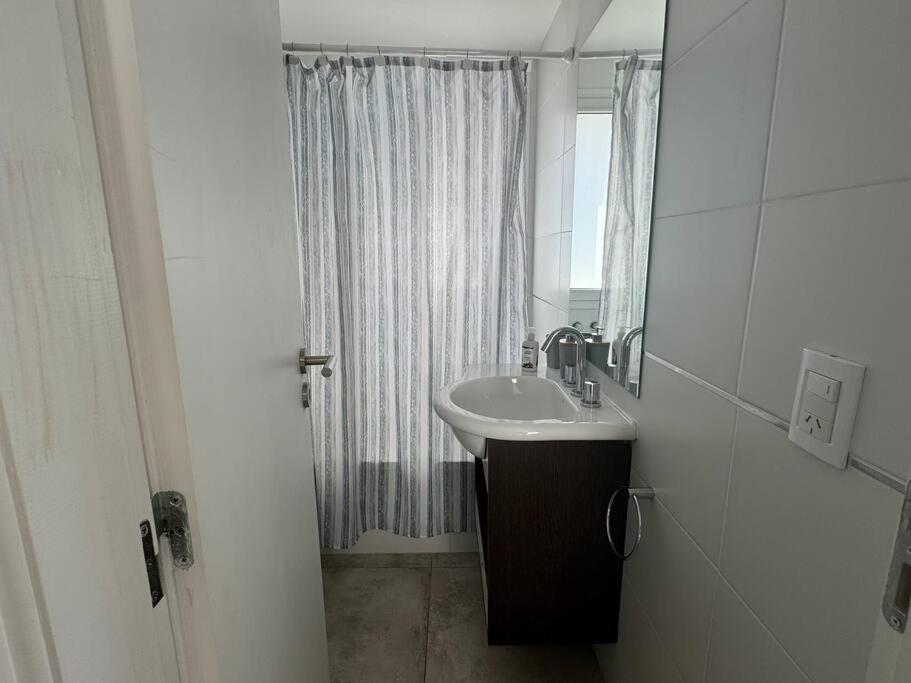 Departamento en centro de Pinamar con servicios y cochera