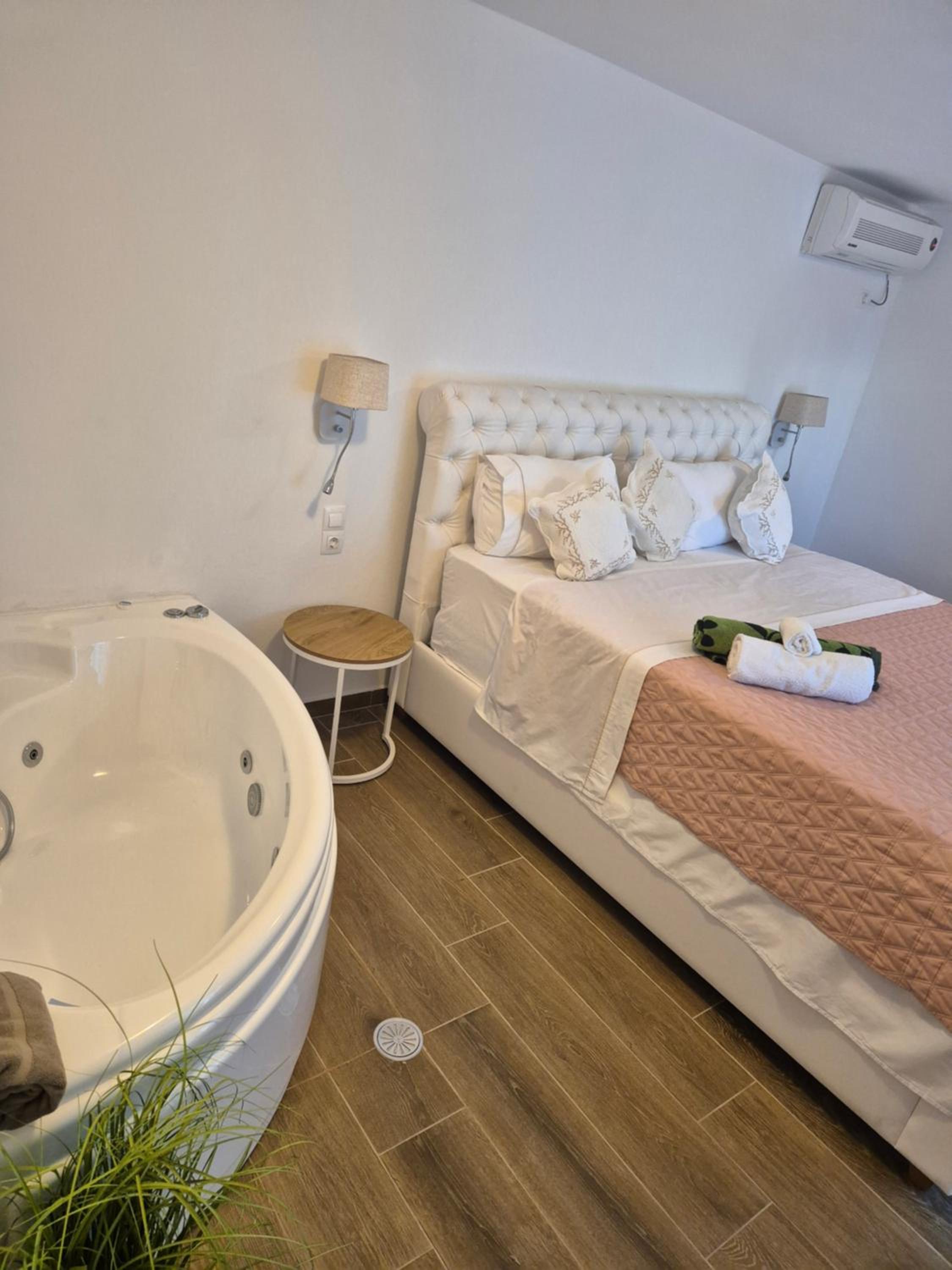 TopHill Gardens House - Shared Pool - Jacuzzi - 24hrs check in - 10m from Airport view 4