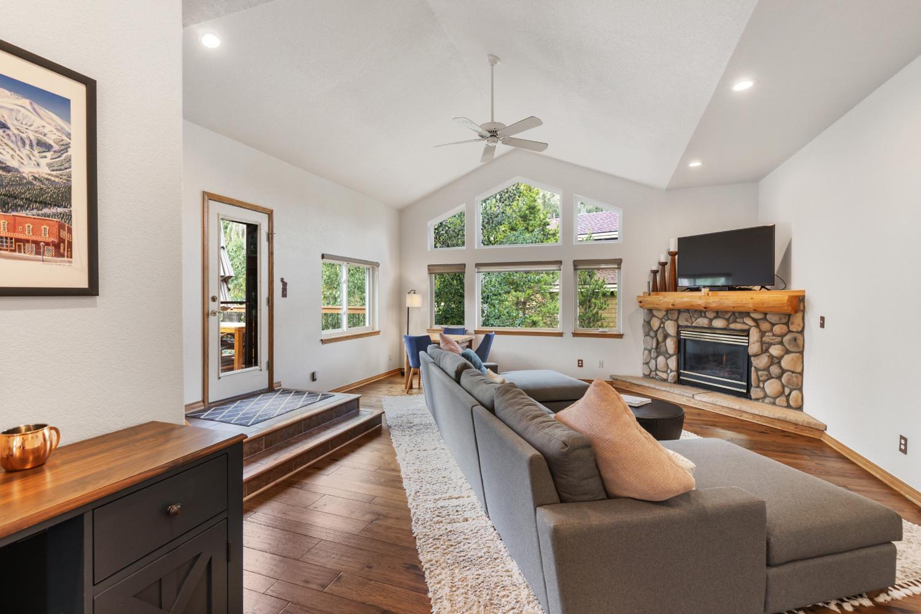 Cozy Alpine Fireside Haven near Majestic Slopes and Frisco Main Street Magic view 2