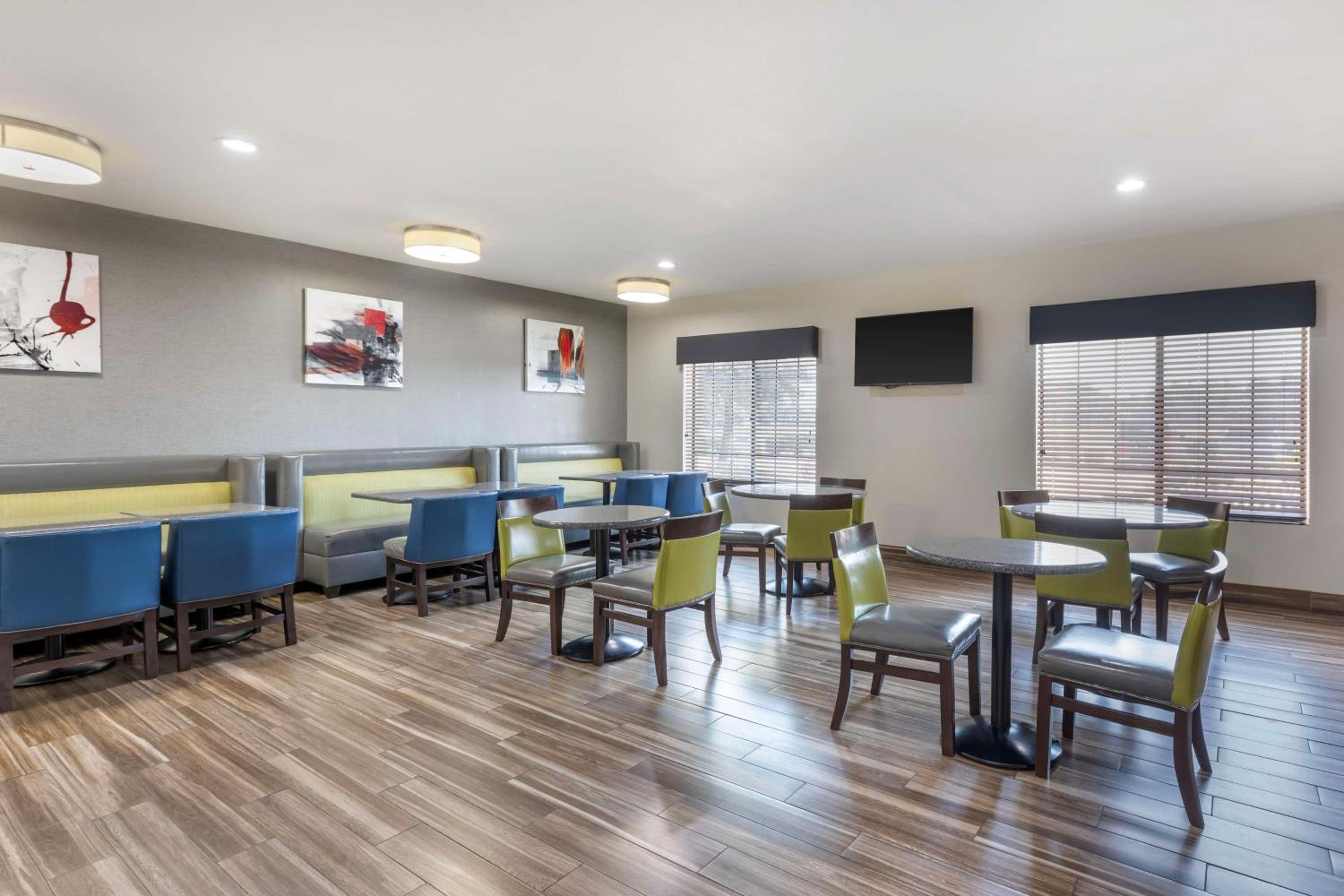 Mansfield Vacations - Best Western Plus Mansfield Inn and Suites - Property Image 2