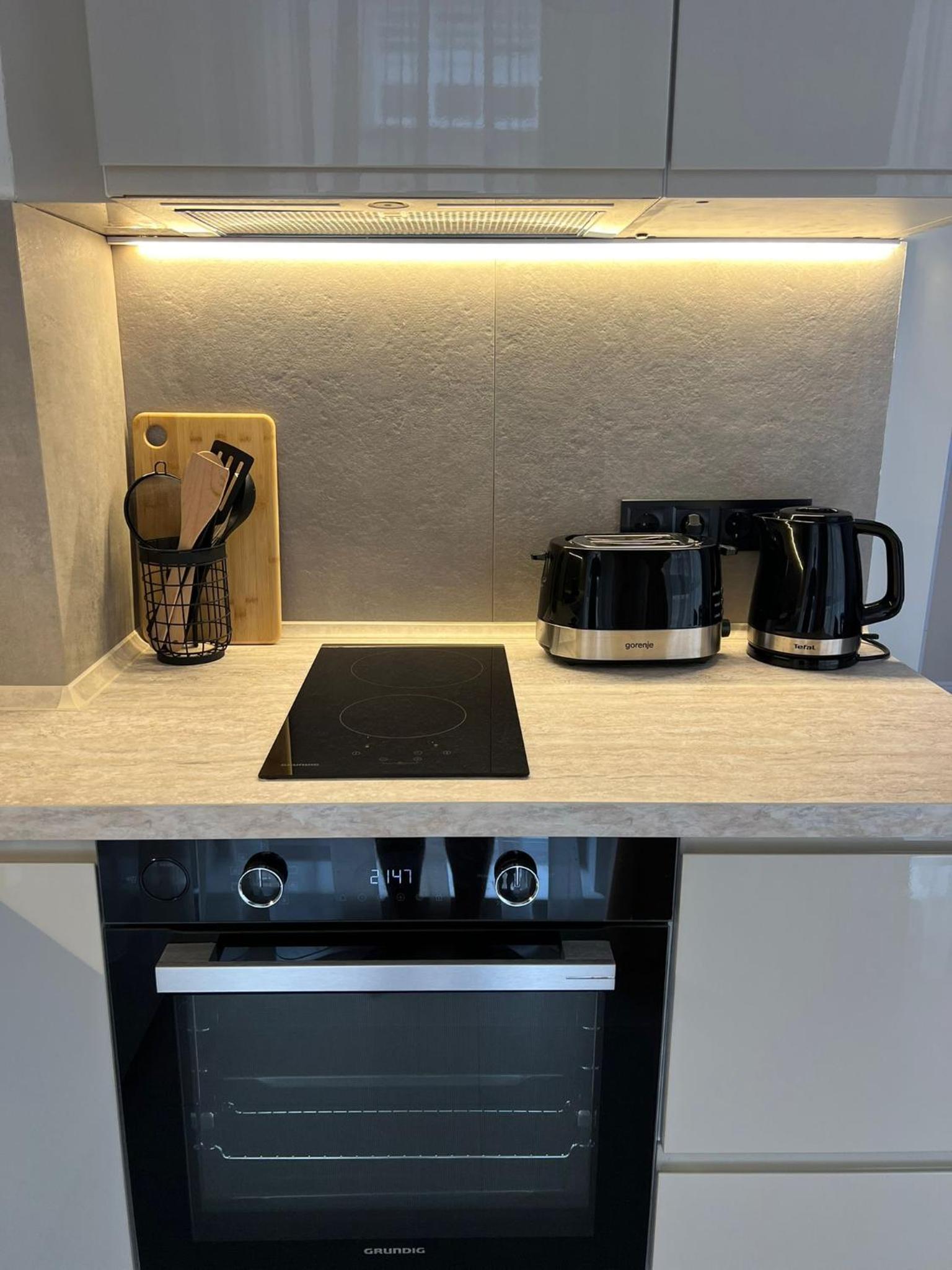 Elements Stylish Central 1BDR w High Speed WiFi and Work Space