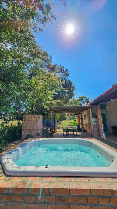 ACASA DO JOAQ U I M, varanda e spa com vista incrível, ar condicionado e roupa de cama e banho entre Porto Feliz, Boituva e Tietê
