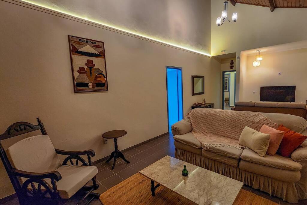 ACASA DO JOAQ U I M, varanda e spa com vista incrível, ar condicionado e roupa de cama e banho entre Porto Feliz, Boituva e Tietê