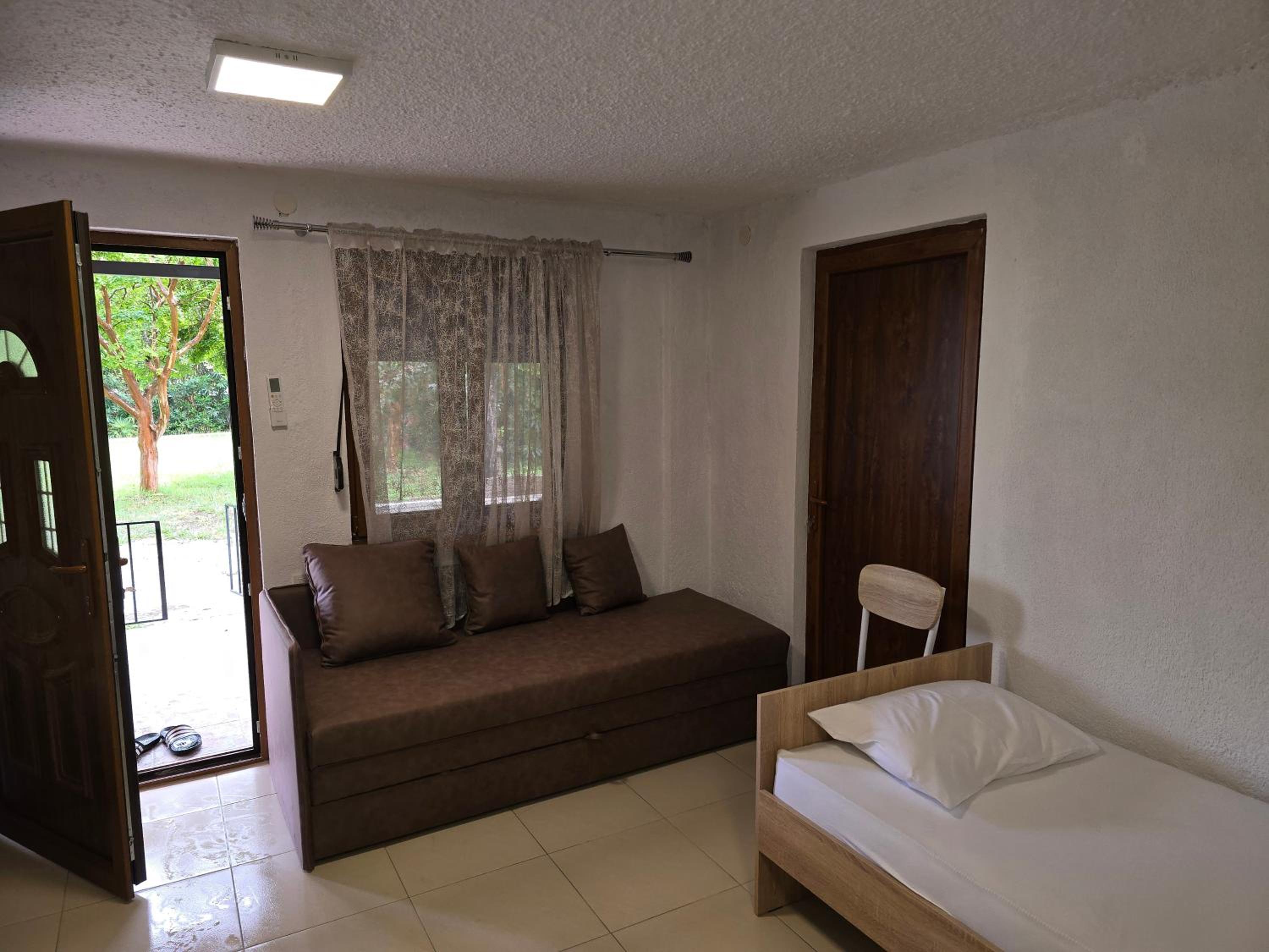 Garden Haven 100m from the Sea view 4