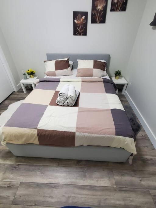 Charming 2-Bedroom Basement Oasis Sleeps 5,Size-150sqm, Netflix, family friendly