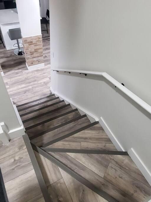 Charming 2-Bedroom Basement Oasis Sleeps 5,Size-150sqm, Netflix, family friendly