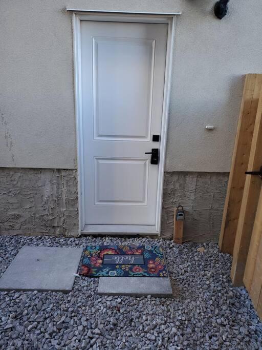 Charming 2-Bedroom Basement Oasis Sleeps 5,Size-150sqm, Netflix, family friendly