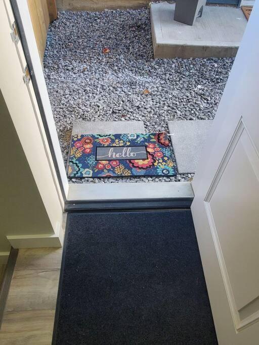 Charming 2-Bedroom Basement Oasis Sleeps 5,Size-150sqm, Netflix, family friendly